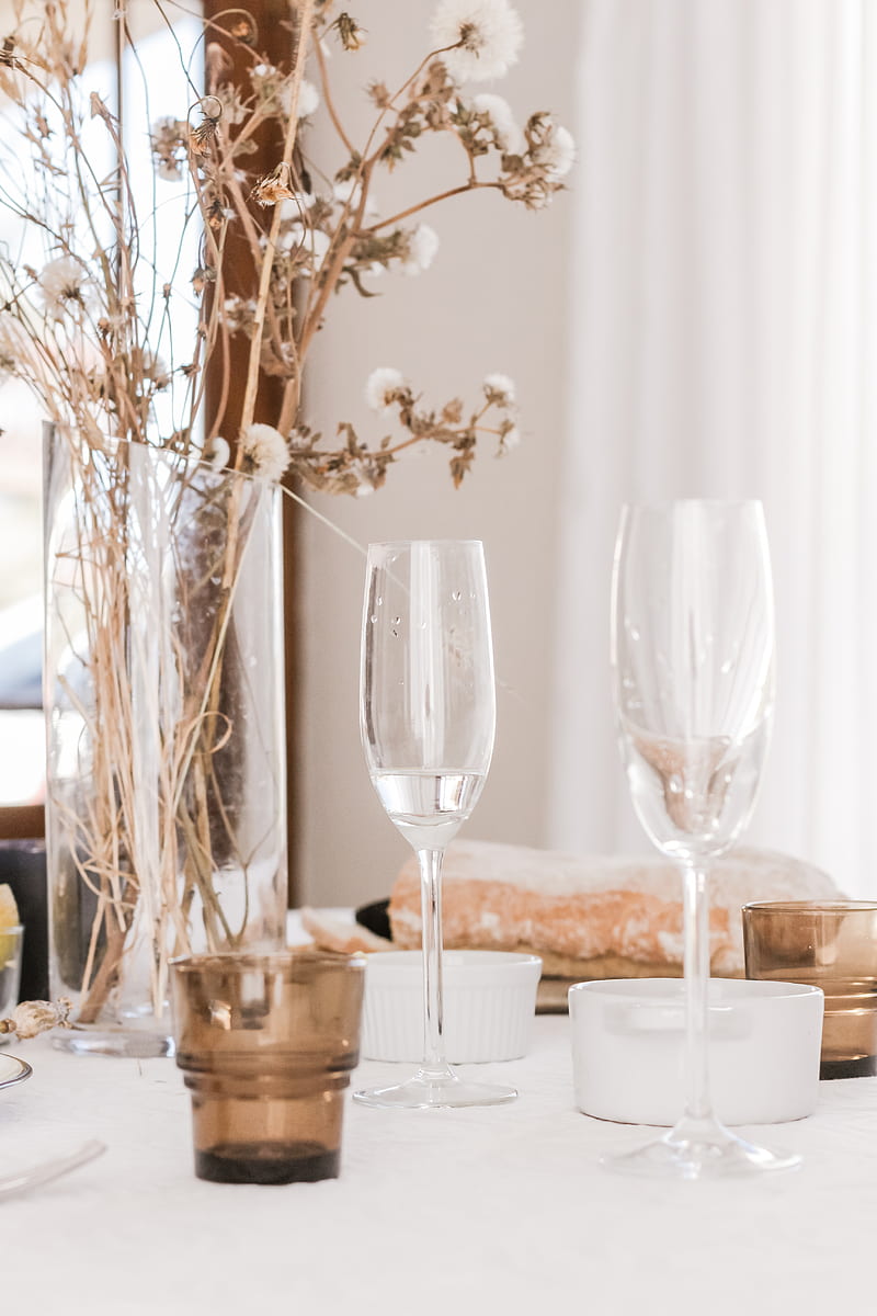 champagne glasses beside flower centerpiece, HD phone wallpaper