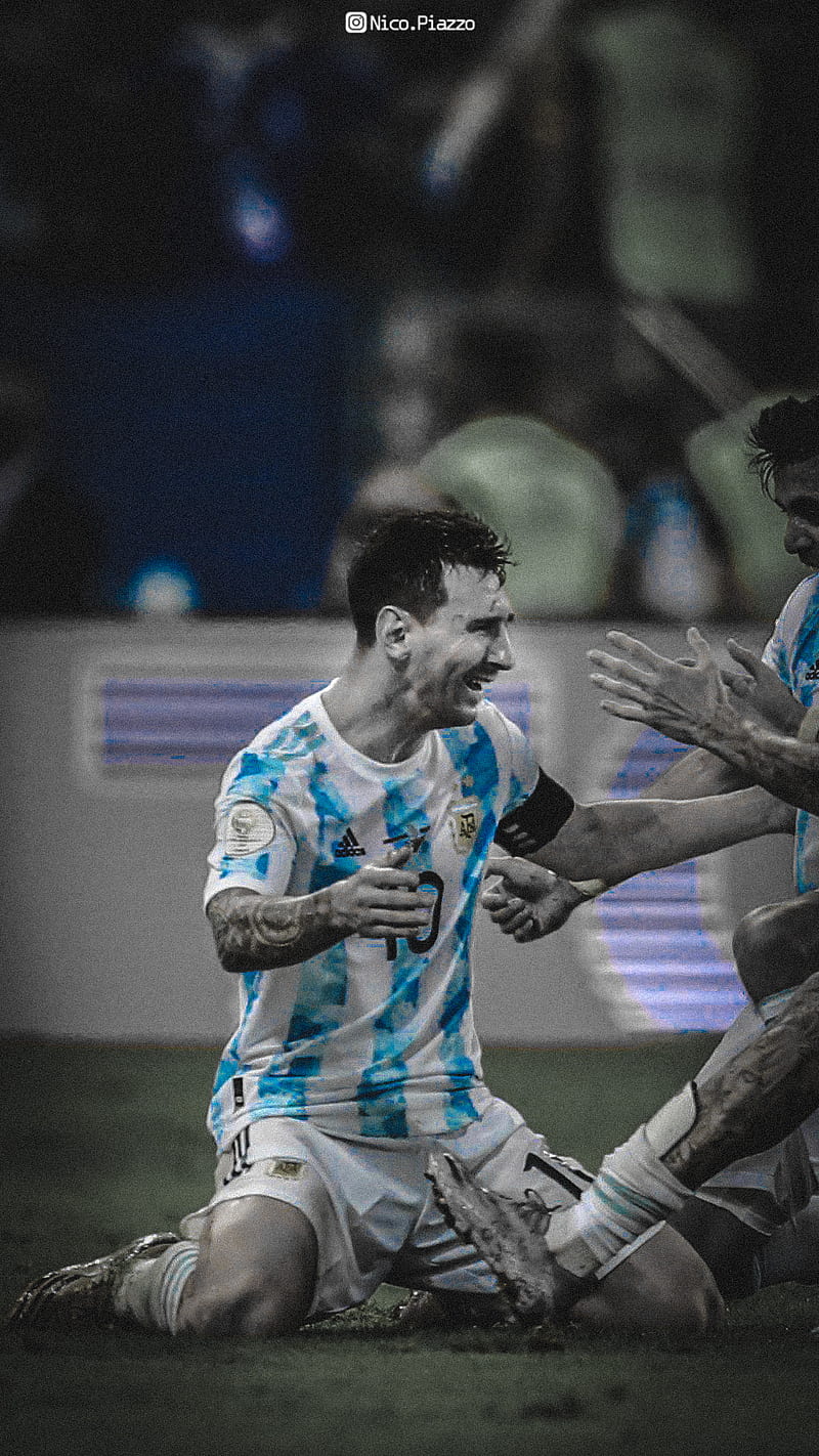 Các tifosi đang rạo rực trong niềm tự hào vì giải Copa America lần thứ 15 của đội tuyển Argentina, cùng với sự phong độ xuất sắc của Lionel Messi. Và nếu bạn là một fan của đội bóng này, bạn tuyệt đối không thể bỏ qua những bức ảnh nền với chủ đề Messi Copa America Argentina, để ngày ngày tận hưởng cảm giác giống như đang đặt chân tới sân cỏ.