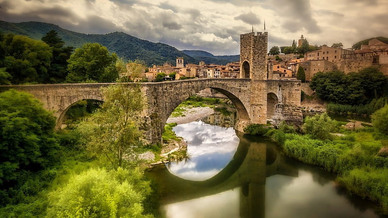 Besalu Bridge, Features a gateway at its midpoint, Besalu municipality, 12th Century Romanesque, Over the Fluvia river, HD wallpaper