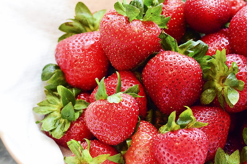 strawberries on white bowl, HD wallpaper