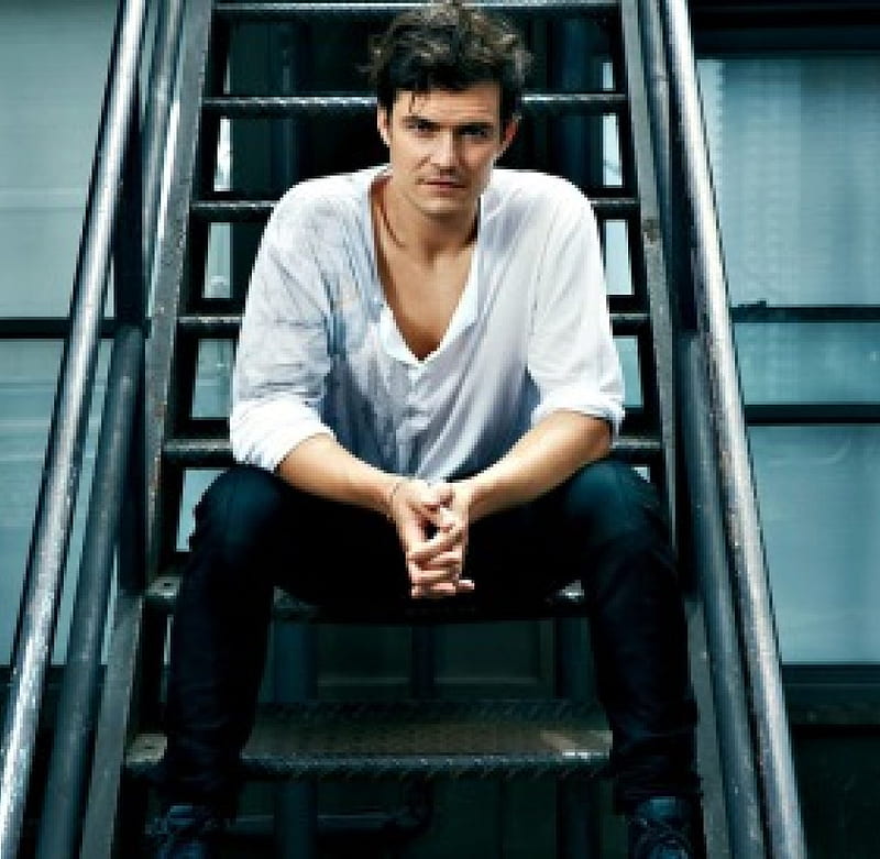 Orlando Bloom, stairs, man, white, actor, blue, HD wallpaper