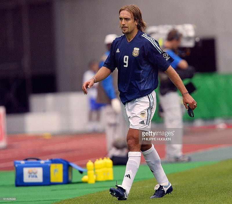 Argentinian Forward Gabriel Batistuta Leaves The Pitch After The Group F First Round Last Match Sweden Argentina Of The 200. Gabriel Batistuta, Argentinian, Pitch, HD wallpaper