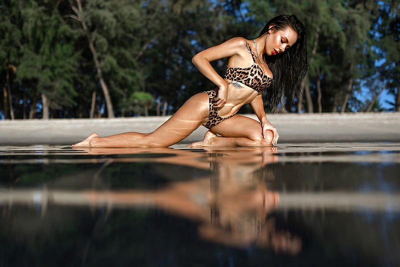 Bikini Model in a Leopard Bikini, brunette, reflection, model, bikini, HD wallpaper
