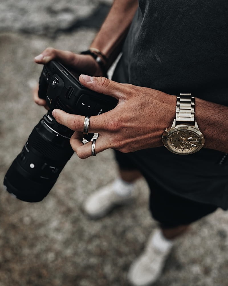 person wearing black leather strap gold round analog watch, HD phone wallpaper