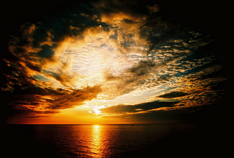 Thử tưởng tượng, ánh sáng pháo nổ vàng tuyệt đẹp sáng lung linh giữa đại dương xanh thẳm. Hình ảnh này sẽ khiến bạn không thể rời mắt và cảm nhận độ rộng lớn của thế giới xung quanh.