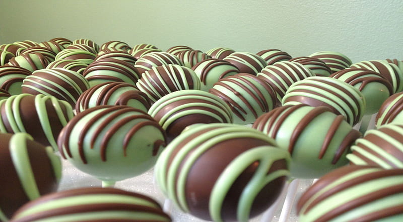 Chocolate and Green Mint Balls, cake, bakery, glaze, balls, frosting, abstract, dessert, sweet, HD wallpaper