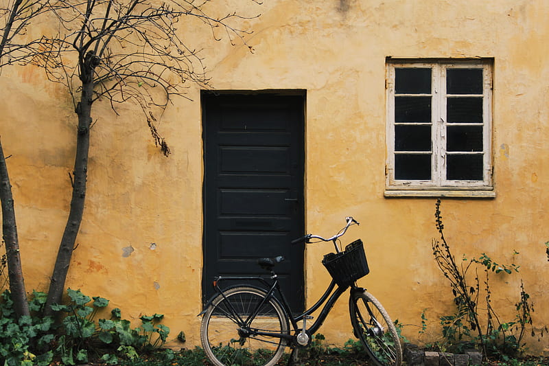 black city bike parked beside black wooden door, HD wallpaper
