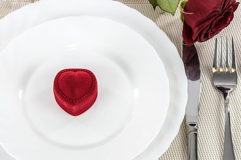 Valentine Present ❤, Gift, Love, Red, Rose, White, Plate, Dinner, Valentine, Present, Heart, HD wallpaper