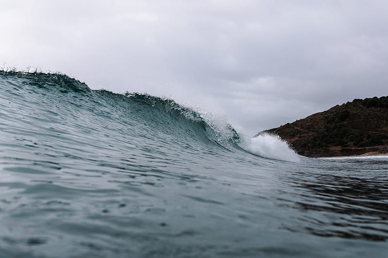 ocean waves crashing on brown rock, HD wallpaper