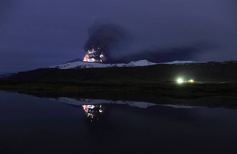 lightning On The Eyjafjallajokull Glacier, lighting, eyjafjallajokull, dirty, thunderstorm, nature, iceland, volcano, HD wallpaper