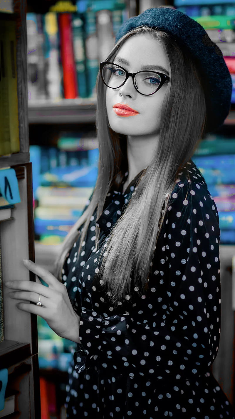 Cute girl, black and white, books, bw, eyeglasses, hat library, pretty, HD phone wallpaper