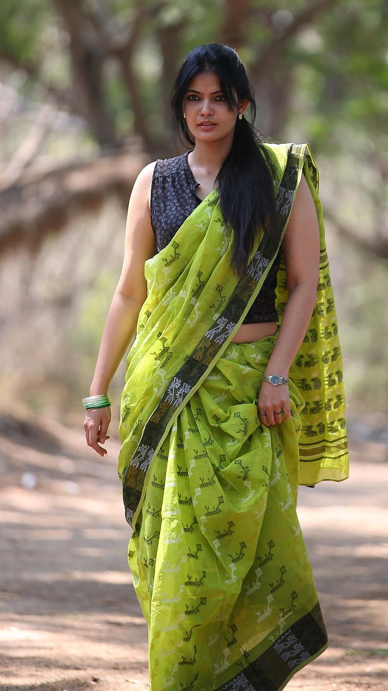 Kalpika Ganesh , saree addiction, telugu actress, HD phone wallpaper