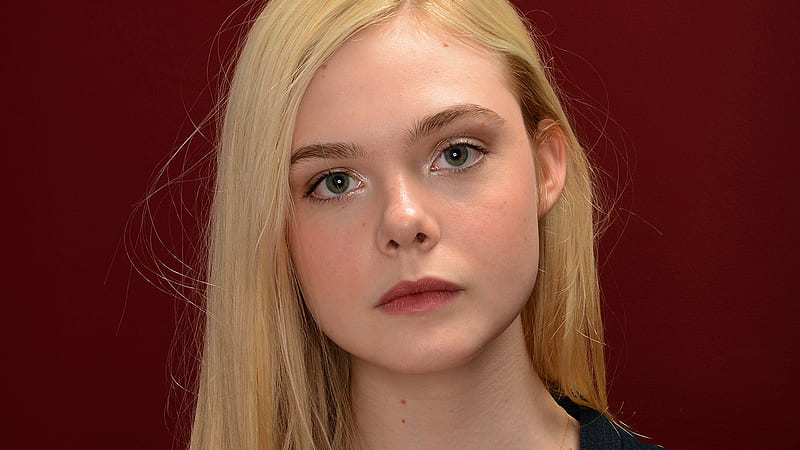 Closeup Of Mary Elle Fanning With Brown Background Mary Elle Fanning, HD wallpaper