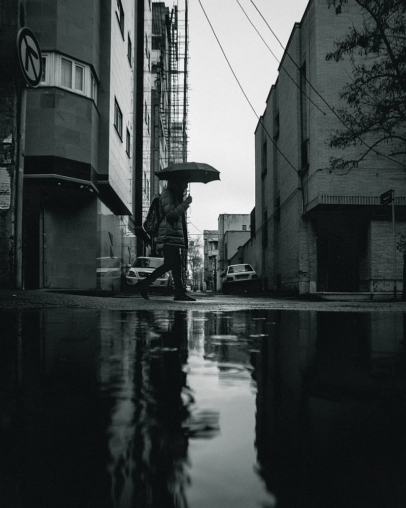 greyscale of person walking and holding umbrella, HD phone wallpaper