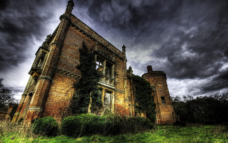 Abandoned Building, architecture, house, grass, houses, colors, bonito, trees, sky, old, clouds, building, HD wallpaper