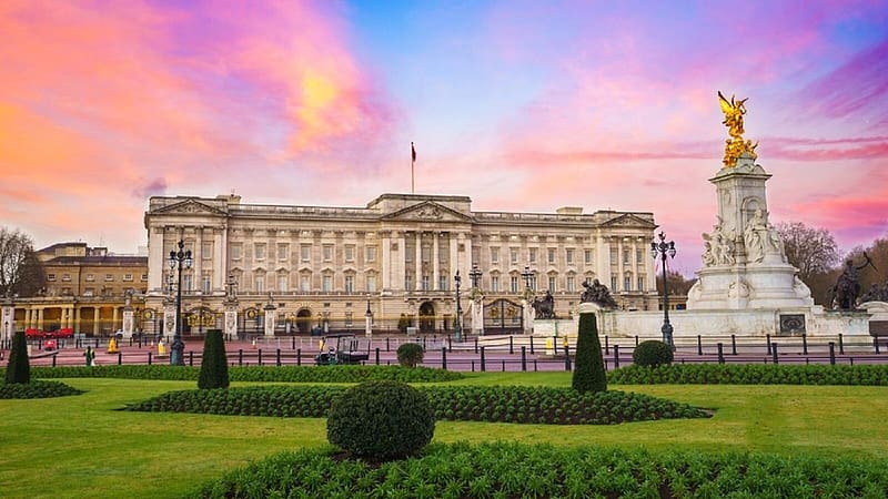BUCKINGHAM PALACE LONDON, royal standard, Palace, statue, gardens, victoria memorial, HD wallpaper