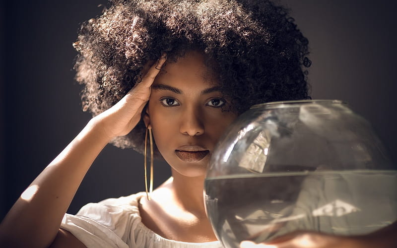 Girl and Aquarium, girl, aquarium, glass, afro, sunshine, face, HD wallpaper