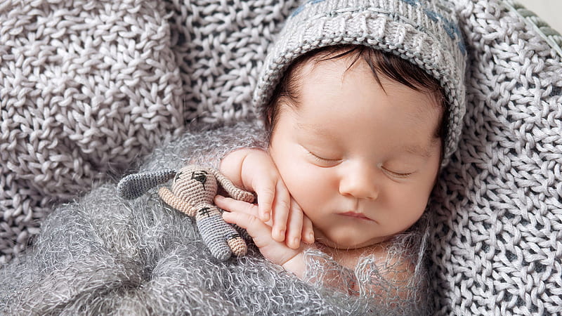 Cute Newborn Baby Is Sleeping In A Basket Wearing Ash Color Woolen Knitted Cap Cloth Cute, HD wallpaper