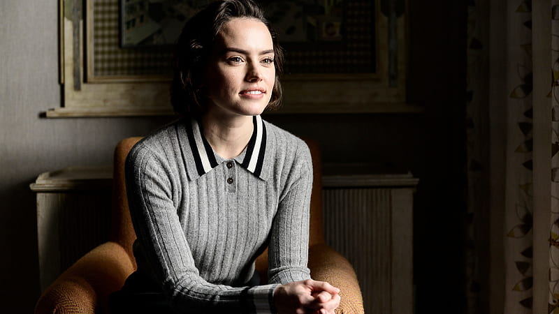 Daisy Ridley Is Wearing A Gray Full Hand T Shirt Sitting On A Brown Sofa Daisy Ridley, HD wallpaper