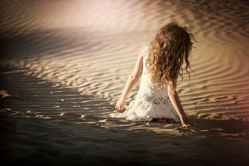 Desert girl, thoughts, desert, curly hair, sun, sadness, lonely, baby, cute, alone, sand, dreamer, little girl, sunshine, childhood, HD wallpaper