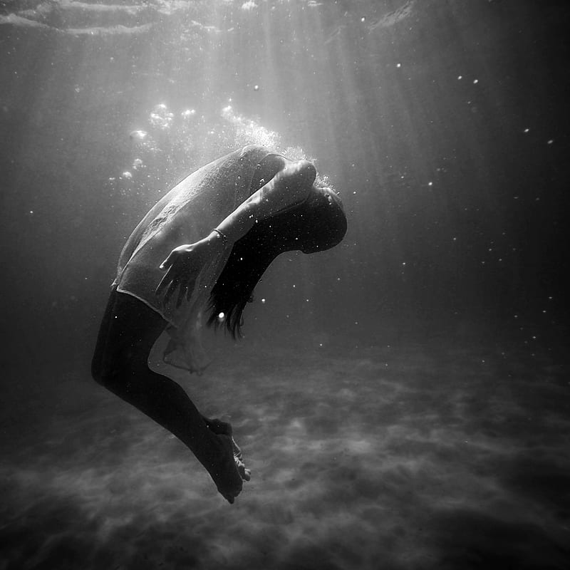 grayscale of woman drowning in water, HD phone wallpaper