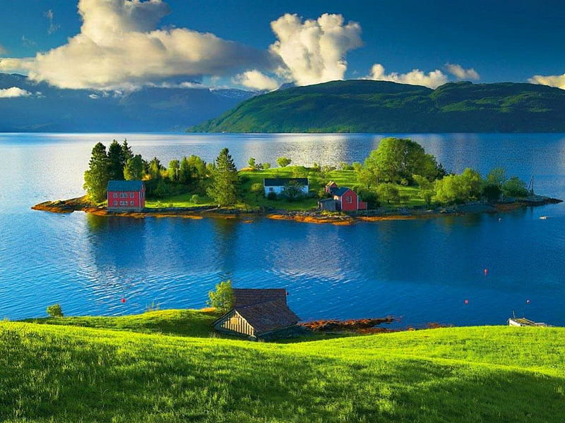 Lake houses, riverbank, shore, cottages, grass, bonito, clouds, mountain, nice, calm, green, village, river, reflection, cabins, blue, lovely, view, clear, greenery, sky, lake, slope, summer, island, nature, lakeshore, HD wallpaper