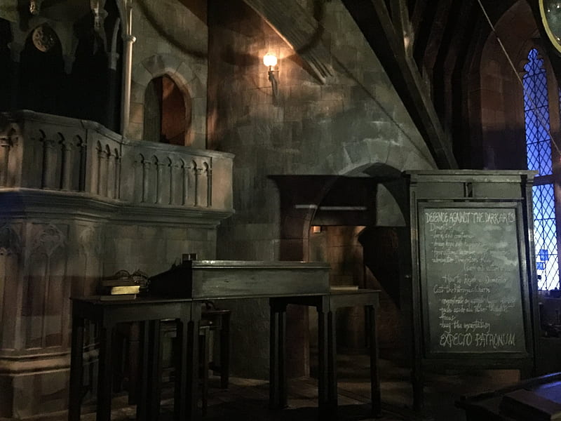 The Chalkboard and Desks From the Defense Against the Dark Arts Classroom. The Harry Potter Movie Artifacts You Have to See If You Head to the New Wizarding World, Hogwarts Classroom, HD wallpaper