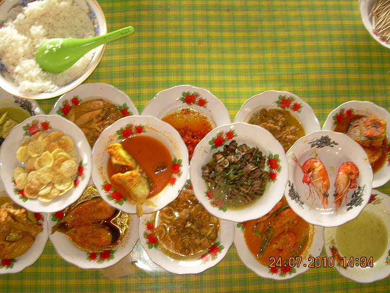 lunch menu at Siak Sri Indrapura, dinner, table, padang, salais, food, sumatra, riau, rice, shrimp, lunch, siak, pekanbaru, indonesia, minang, HD wallpaper