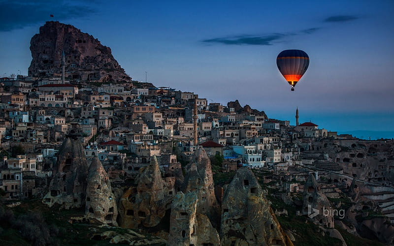 Hot air balloon over Uçhisar in Cappadocia Turkey, Unchisar, Cappadocia,  balloon, HD wallpaper | Peakpx