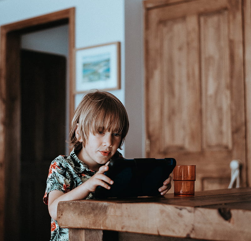 selective focus of child using tablet computer on table, HD wallpaper