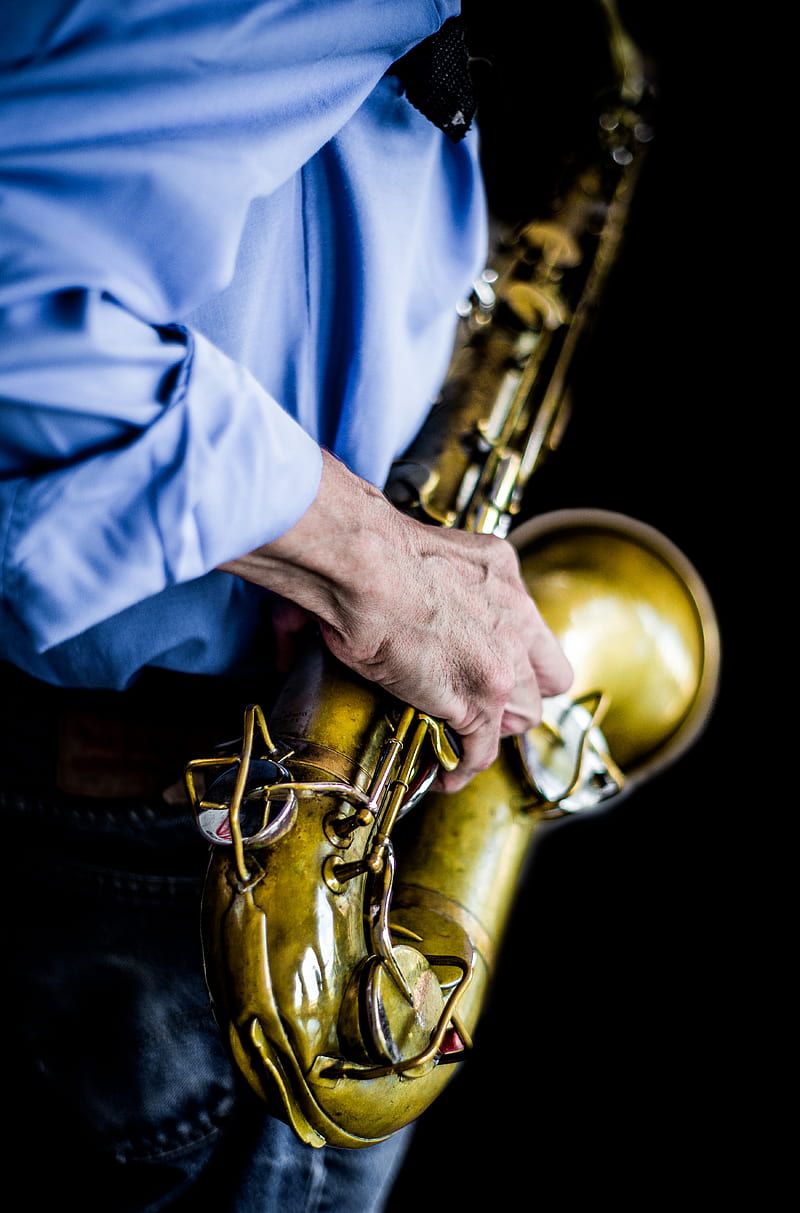man playing saxophone, HD phone wallpaper