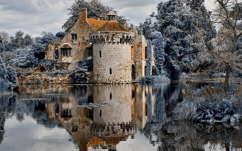 Winter at Scotney Old Castle, Kent, England, water, snow, reflection, trees, lake, HD wallpaper
