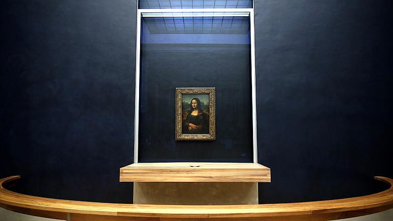Mona Lisa returned to original home in the Louvre after causing 'visitor jam', HD wallpaper