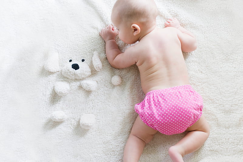 baby crawling on bed, HD wallpaper