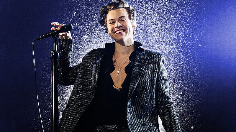 Smiley Harry Styles Is Having Mike In Hand Wearing Black Glittering Dress In Snow Spray Background Harry Styles, HD wallpaper
