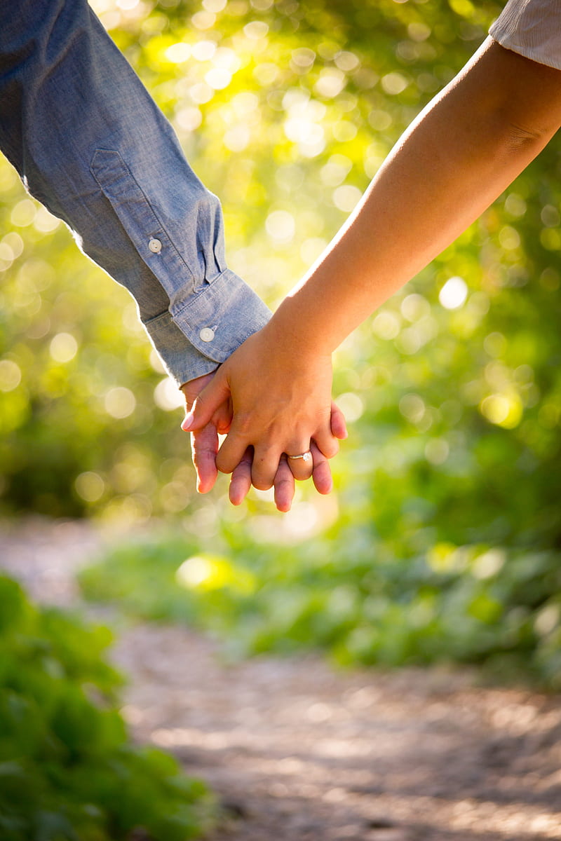 shallow focus of man and woman holding hands, HD phone wallpaper
