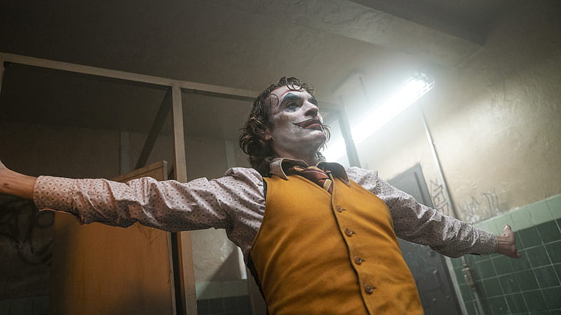 Joker Joaquin Phoenix Wearing Yellow Vise Coat Joker, HD wallpaper