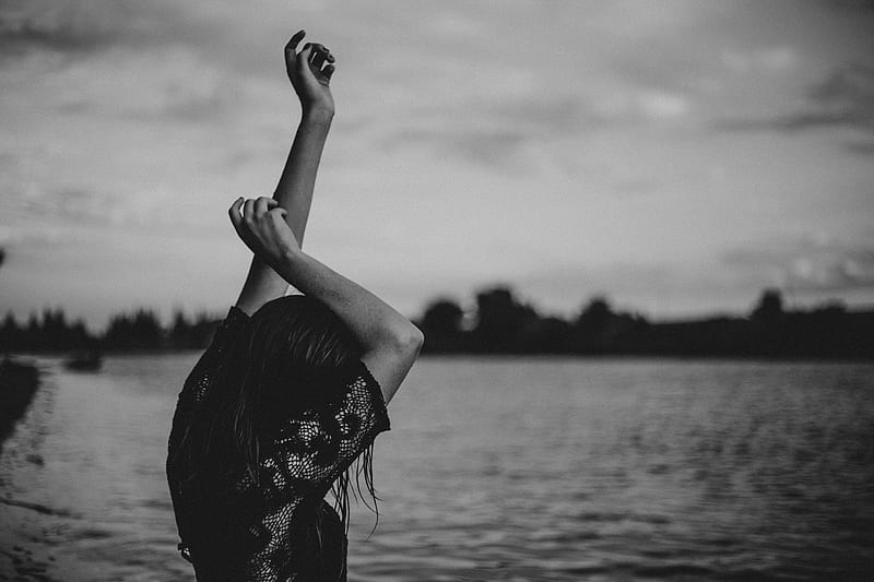 grayscale of woman stretching body front of body of water, HD wallpaper