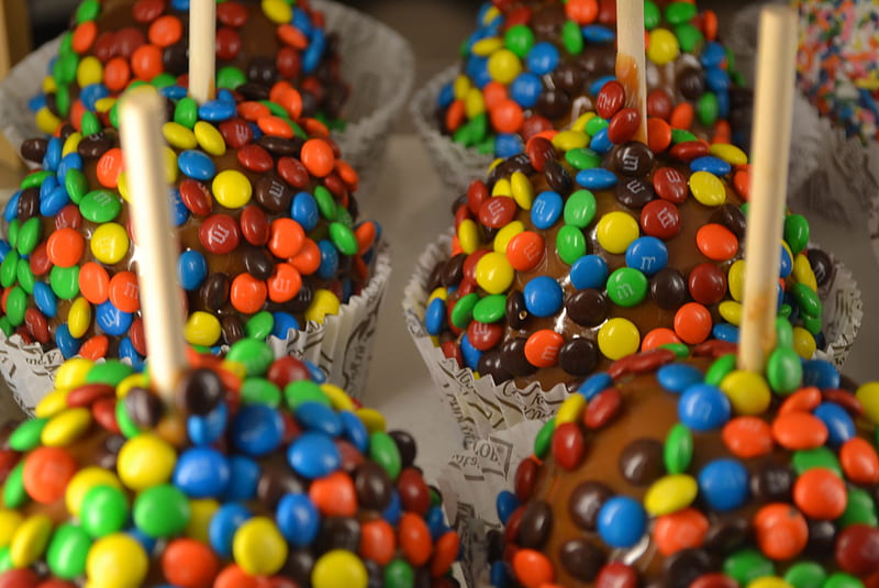 Toffee apples with m&ms, graphy, yummy, cake pops, disneyland, smarties, HD wallpaper