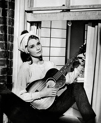 Monochrome Classic Audrey Hepburn 4K wallpaper download