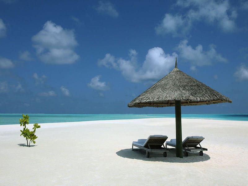 Tropical Paradise Island Atoll - white sand beach, polynesia, umbrella, sea, atoll, beach, lagoon, loungers, sand, luxury, blue, exotic, islands, ocean, paradise, island, white, tropical, palm tree, HD wallpaper