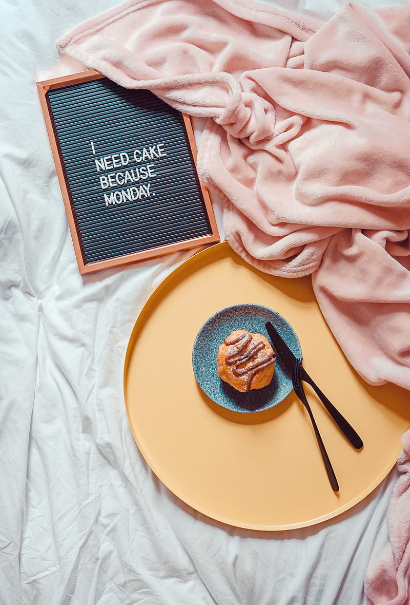 muffin beside knife and fork on saucer beside blanket, HD phone wallpaper