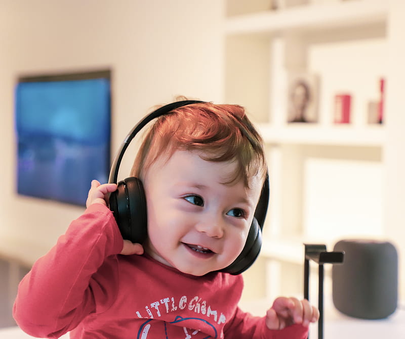 baby listening in black headset, HD wallpaper