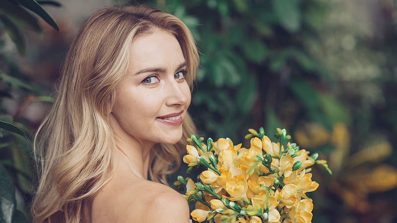 Blonde Hair And Gray Eyes Girl Model With Nice Smile And Yellow Flowers In Shallow Background Of Green Trees Model, HD wallpaper