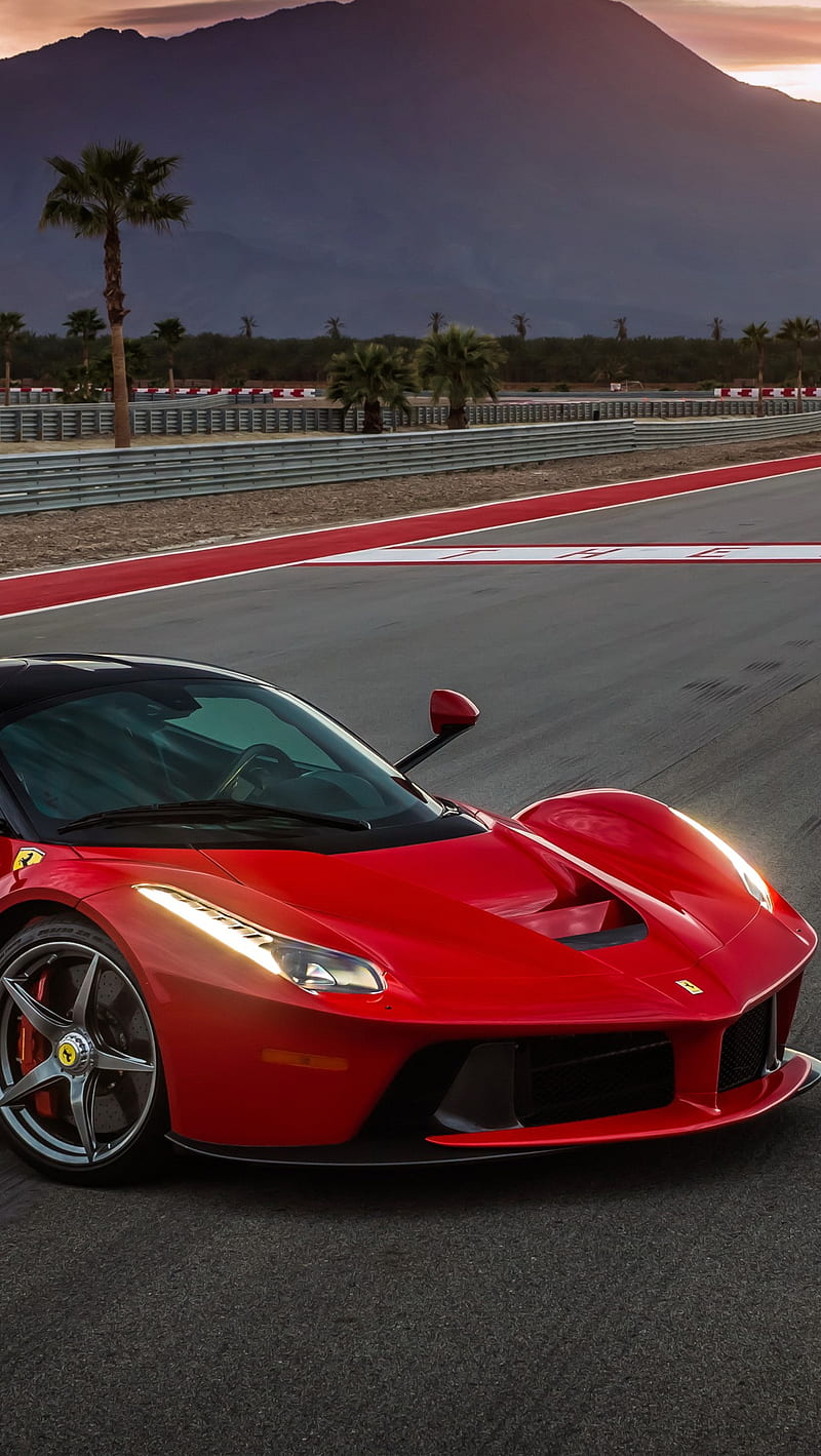 Ferrari LaFerrari - xe ô tô: Bạn đam mê tốc độ và sự đẳng cấp? Hãy đến và chiêm ngưỡng khối động cơ V12 công suất 950 mã lực của chiếc Ferrari LaFerrari trong hình ảnh đầy quyến rũ này. Nó sẽ khiến bạn không thể rời mắt khỏi nó.
