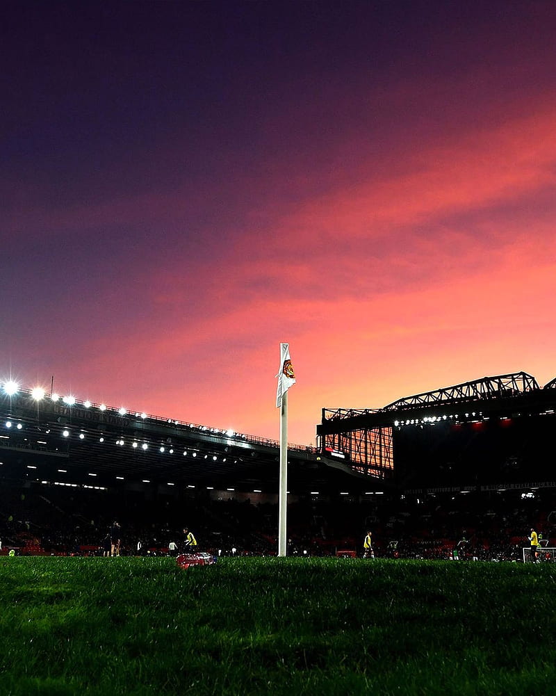 Old Trafford - cảm giác sân nhà đầy tràn trong con tim người hâm mộ bóng đá. Với bức hình nền này, bạn sẽ đắm chìm trong không khí nghệ thuật và thông điệp sắc cảm mà màu đỏ của Man United mang lại.
