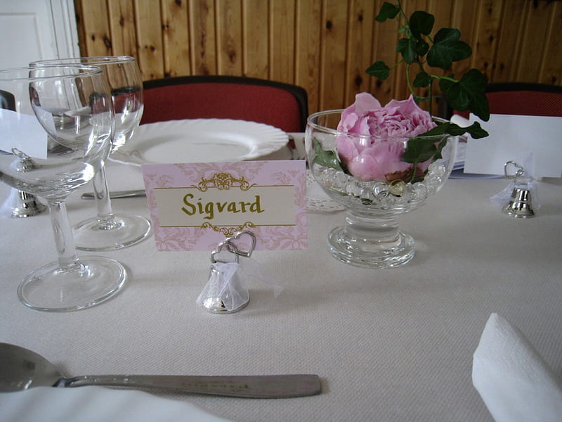 Wedding Table, flatware, table, glass, green, cloth, flower, pink, bells, HD wallpaper