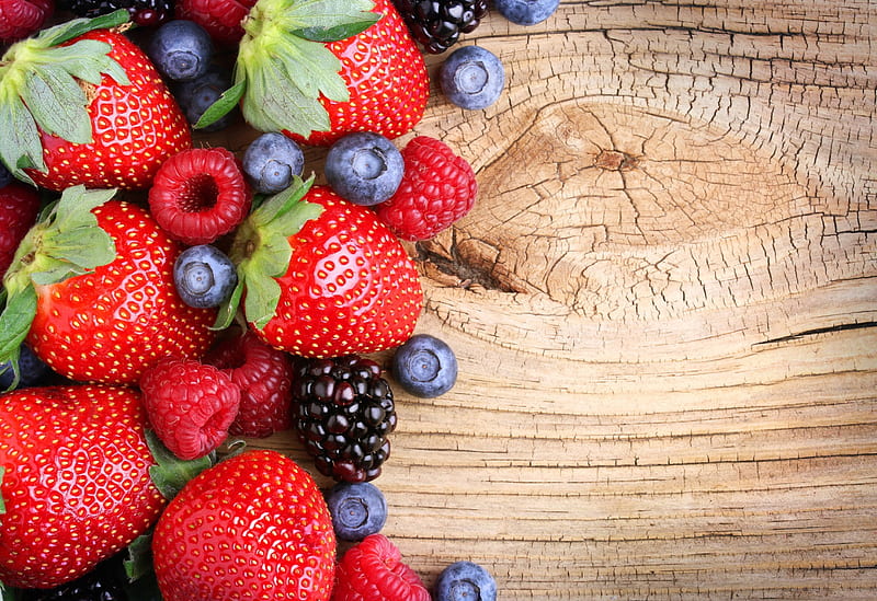Fresh Berries, strawberry, berries, blackberry, fresh, wood, HD wallpaper