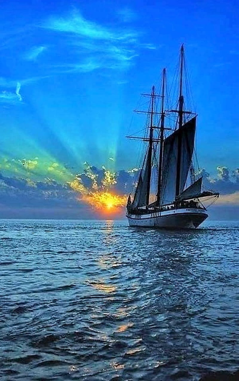 корабль в море один