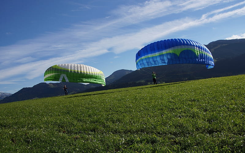 Paragliders at Start, mountain, paragliding, meadow, paragliders, HD wallpaper
